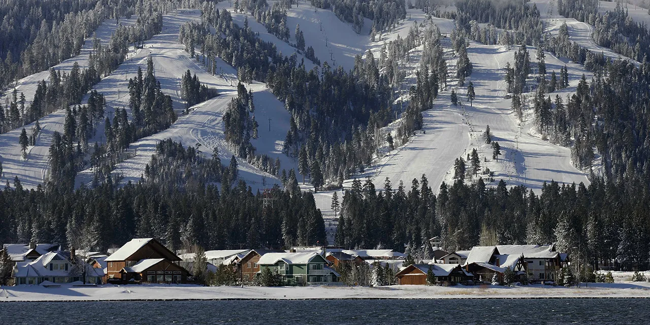 https://drupal-prod.visitcalifornia.com/sites/default/files/styles/fluid_1920/public/VC_BigBearLakeWinter_Hero_BigBearMtn_Supplied_H4Y4191_1280x640_0.jpg.webp?itok=p4PF5qP_