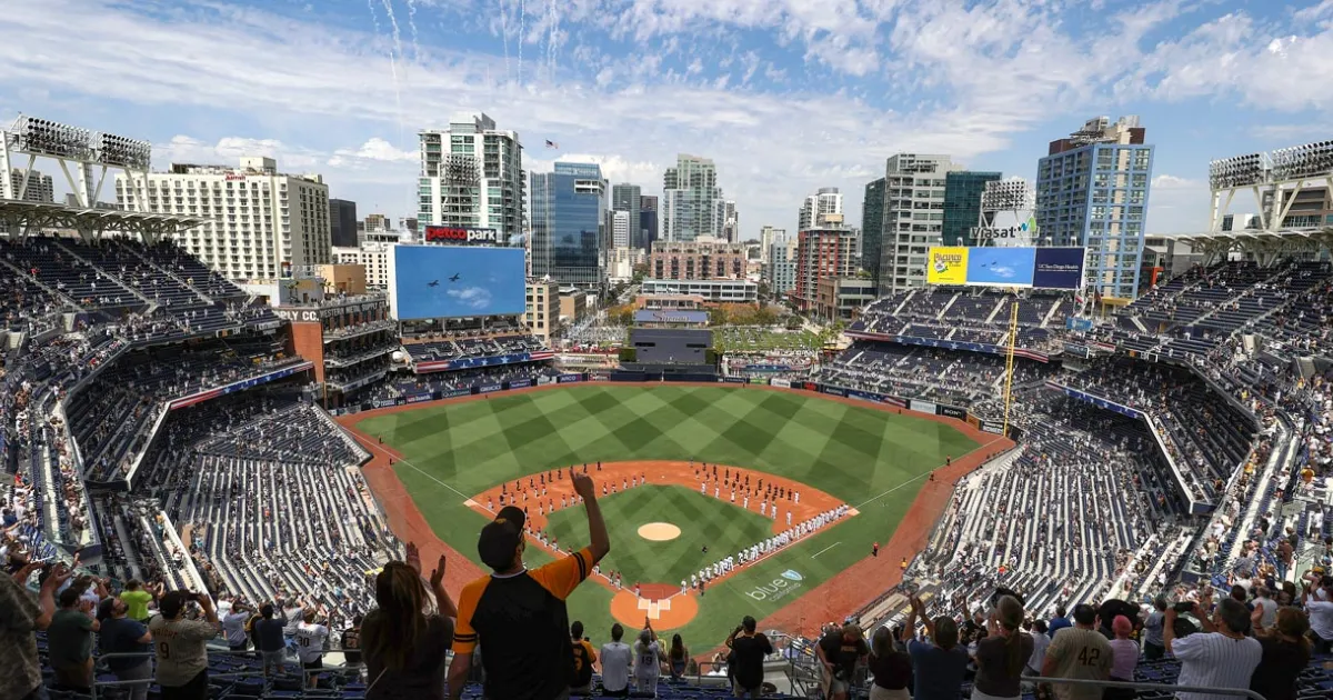 https://drupal-prod.visitcalifornia.com/sites/default/files/styles/opengraph_1200x630/public/2023-08/VC_Petco-Park_gty-1310338440-RM_1280x640.jpg.webp?itok=4sDCsBO1